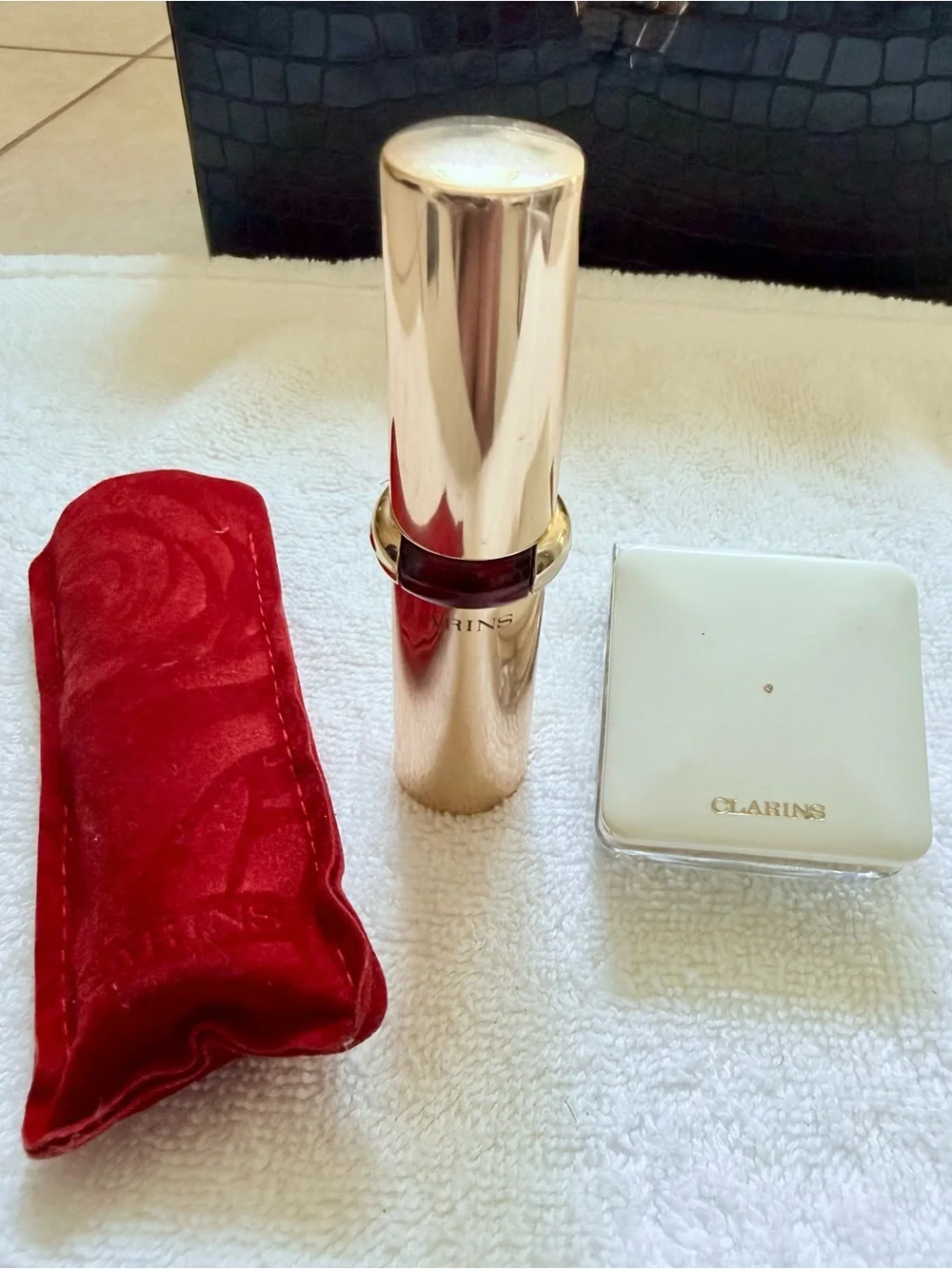 CLARINS: Highlighting Shimmer Powder and Adjustable Nat’l Bristle Travel Brush